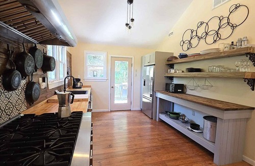 Ocracoke House | Perfect Getaway for Four! Close to Silver Lake!
