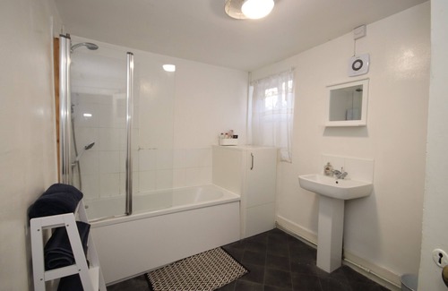 Canterbury Apartment | Perfect getaway in the heart of Canterbury! Steps away from the iconic Cathedral