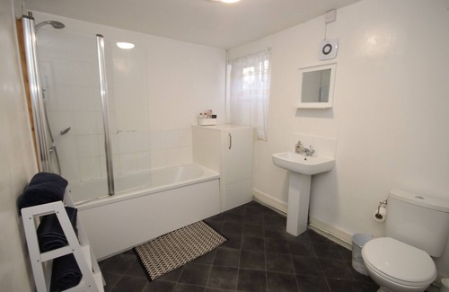 Canterbury Apartment | Perfect getaway in the heart of Canterbury! Steps away from the iconic Cathedral