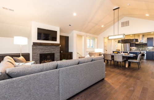 Bend House | PERFECT! Gorgeous finishes ~ heated resort pool ~ Bend/Bachelor ~ hot tub ~ BBQ