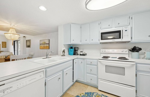 Fernandina Beach Condo | PERFECT LOCATION! Updated Amelia Island Condo Only 4 Min Walk to Beach!