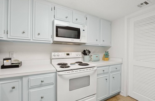Fernandina Beach Condo | PERFECT LOCATION! Updated Amelia Island Condo Only 4 Min Walk to Beach!