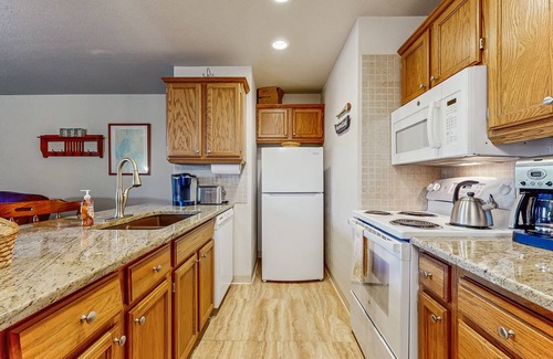 McCall Condo | Perfect McCall getaway w/private balcony, wood-burning fireplace, & free WiFi
