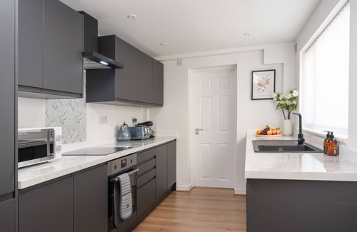 Liverpool House | Perfect Modern 4 bedroom House in Liverpool with Garden - Free Wi-Fi - Parking