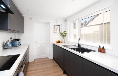 Liverpool House | Perfect Modern 4 bedroom House in Liverpool with Garden - Free Wi-Fi - Parking