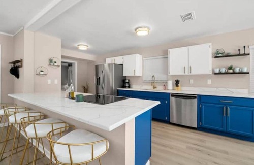 Pinellas Park House | Perfect Pool & Hot Tub Retreat