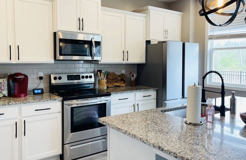 Belville House | Perfect Retreat for Two: Hot Tub, Firepit, Total Privacy, Near Beaches, Downtown