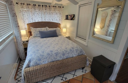 Venice Cottage | Perfect Riverside Getaway! Enjoy Hiking, Kayaking, or Relaxing by the Firepit!
