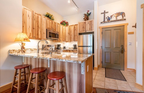 East Village at Copper Condo | Perfect views of the Super Bee Lift, Free WiFi, underground parking