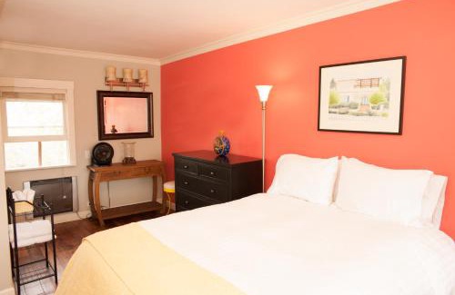 Lower State Apartment | Perfect West Beach Location! Chapala Gardens Two-Level 1BR- Unit 3