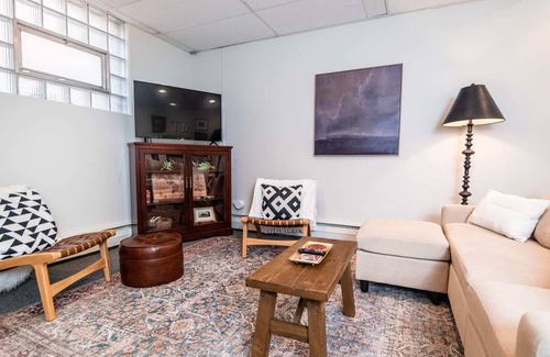 Helena Apartment | Perfectly Helena - downtown daylight basement apt