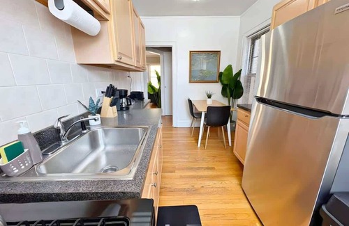 South Evanston Apartment | Perfectly Located 1-Bedroom Unit