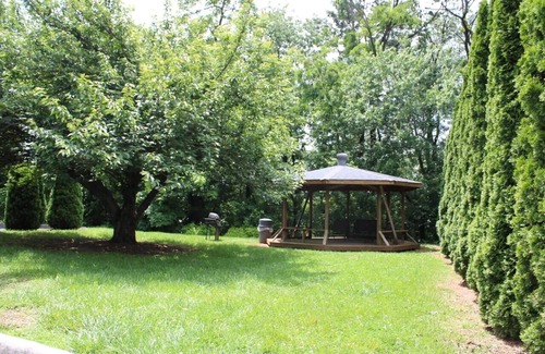 Lynchburg Hotel | Perfectly Located Room for Exploring Lynchburg’s Scenic Trails