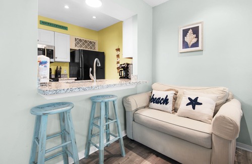 Pensacola Beach Condo | 🌴Perfectly Sea-Sunned-Gulf Views-Kayaks-Steps2Beach-Pool-Sleeps 6🌴
