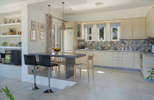 Adelianos Kampos Villa | Periklis Villa, The Ultimate Summer Retreat!