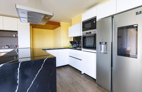 Pantai Apartment | Perla sul mare con piscina