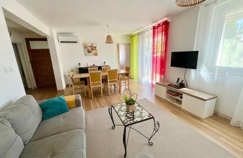 Toulon Apartment | Perle rare, F4 donnant sur un grand jardin privé aménagé, parkings gratuits, clim, calme, idéal famille & pro, 10 min de la mer et du centre-ville, de la gare sncf et routière
