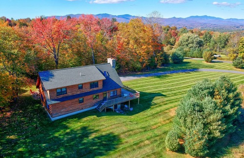Waterbury House | Perry Hill Escape: 3 br log cabin, wood fireplace, sauna, deck!