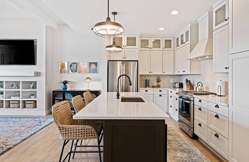 St. George House | Persian Bliss: Desert Color Lagoon + Beaches