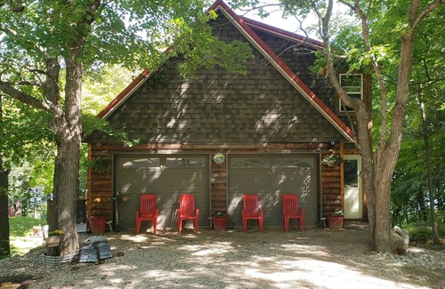 Farwell Cabin | Pet and family friendly, Private lake, with private sandy beach. Five bedroom.