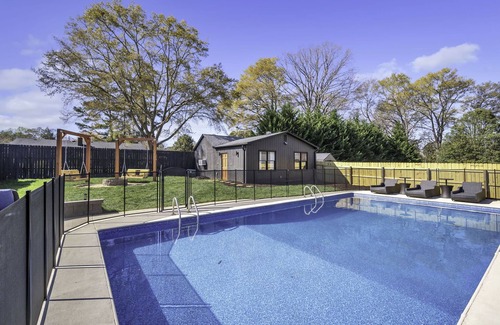 Greenville House | Pet-friendly 1 BR/2 bed/1 Ba w Swimming pool, firepit, 2 min to Furman
