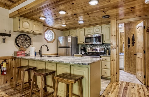 Pigeon Forge Ski Chalet | Pet Friendly-1 mile from Pigeon Forge-Internet-outdoor Kitchen Close to Outdoor Pool sleeps 8