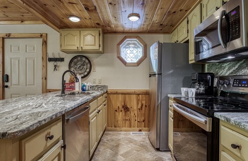 Pigeon Forge Ski Chalet | Pet Friendly-1 mile from Pigeon Forge-Internet-outdoor Kitchen Close to Outdoor Pool sleeps 8