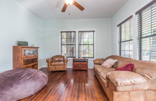Gainesville House | Pet friendly 1bd/1b unit with living space and full kitchen