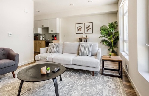 Pill Hill Apartment | Pet-Friendly 1BR in Oakland Near Lake Merritt