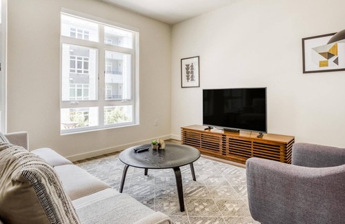 Pill Hill Apartment | Pet-Friendly 1BR in Oakland Near Lake Merritt