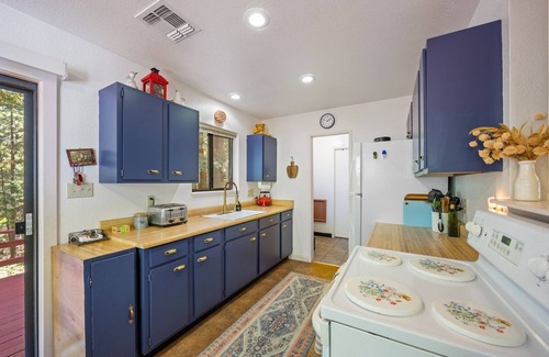 Alta Cabin | Pet friendly 2BR/1BA cabin close to Sugar Bowl, Truckee and Tahoe Nt'l Forest