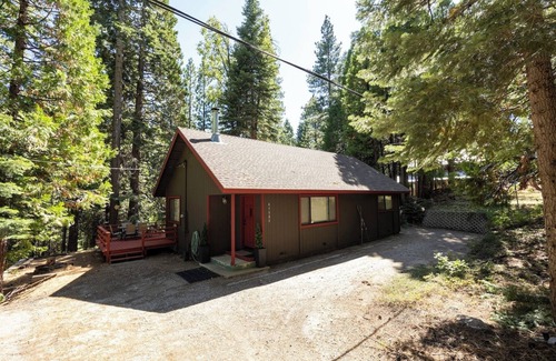 Alta Cabin | Pet friendly 2BR/1BA cabin close to Sugar Bowl, Truckee and Tahoe Nt'l Forest