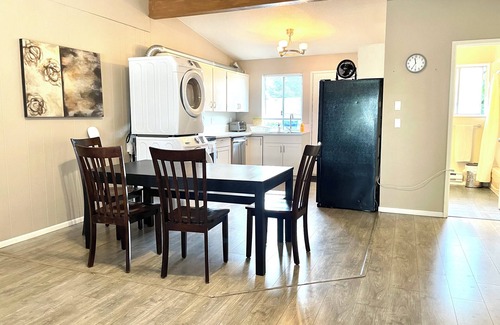 South Surrey House | Pet-Friendly 3-Bdr Upper Suite near White Rock – Spacious & Modern!