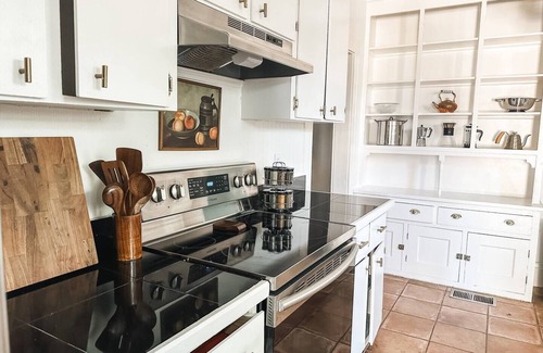 Montgomery House | Pet-Friendly 3BR | Relaxing Poolside Escape