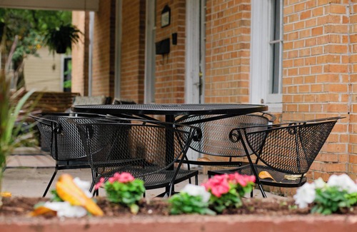 Montgomery House | Pet-Friendly 3BR | Relaxing Poolside Escape