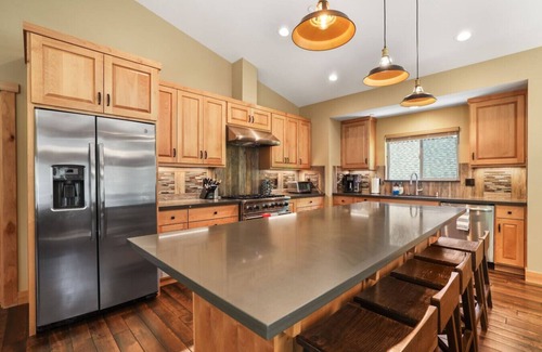 Tahoe Paradise Cabin | Pet-Friendly 4BR | Hot Tub & Fireplace | Sleeps 8