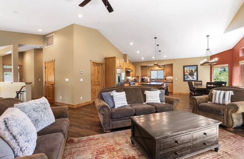 Tahoe Paradise Cabin | Pet-Friendly 4BR | Hot Tub & Fireplace | Sleeps 8