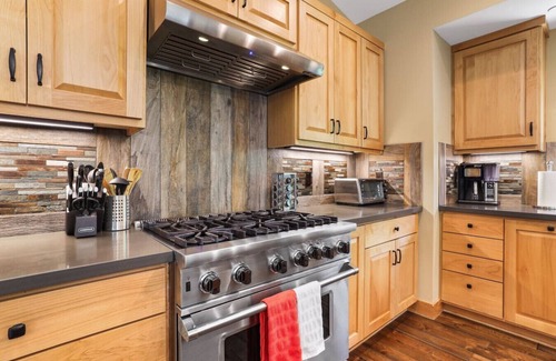 Tahoe Paradise Cabin | Pet-Friendly 4BR | Hot Tub & Fireplace | Sleeps 8