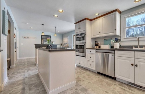 Kennebunk House | Pet friendly 5-bedroom coastal retreat sleeps 16