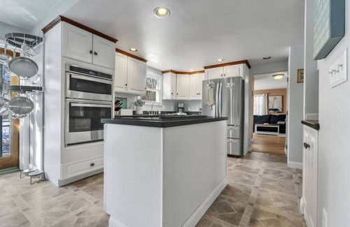 Kennebunk House | Pet friendly 5-bedroom coastal retreat sleeps 16