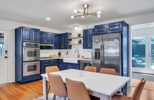 Greenville House | Pet-friendly 8Beds+ Pool & Firepit, 3min to Furman
