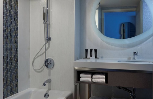 Daytona Beach Hotel | Pet-friendly Accommodation with Outdoor Pool, Steps Away from Daytona Beach!