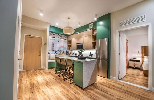 Bay Lake Hotel | Pet-friendly Accommodation in Orlando! Onsite Parking, Pool and Free Breakfast!