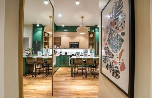 Bay Lake Hotel | Pet-friendly Accommodation in Orlando! Onsite Parking, Pool and Free Breakfast!