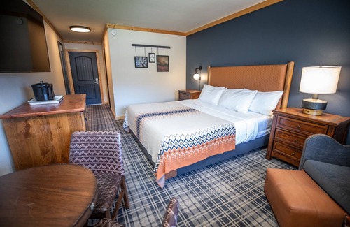Mammoth Lakes Hotel | Pet-Friendly Alpine Room Near Mammoth Mountain, Ideal for Ski Trips & Lake Hikes
