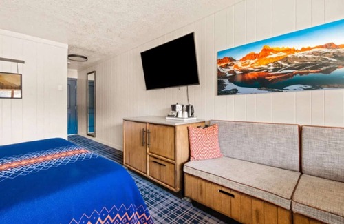 Mammoth Lakes Hotel | Pet-Friendly Alpine Room Near Mammoth Mountain, Ideal for Ski Trips & Lake Hikes
