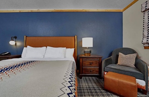 Mammoth Lakes Hotel | Pet-Friendly Alpine Room Near Mammoth Mountain, Ideal for Ski Trips & Lake Hikes