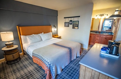 Mammoth Lakes Hotel | Pet-Friendly Alpine Escape with Kitchen Near Trails & Mammoth Mountain