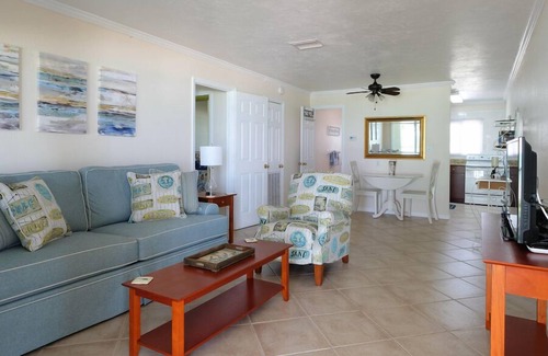 Bradenton Beach Condo | Pet-friendly and really close to beach!