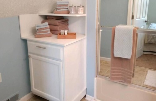 Jacksonville Apartment | Pet Friendly Apartment: Robin's Nest- modern decor
